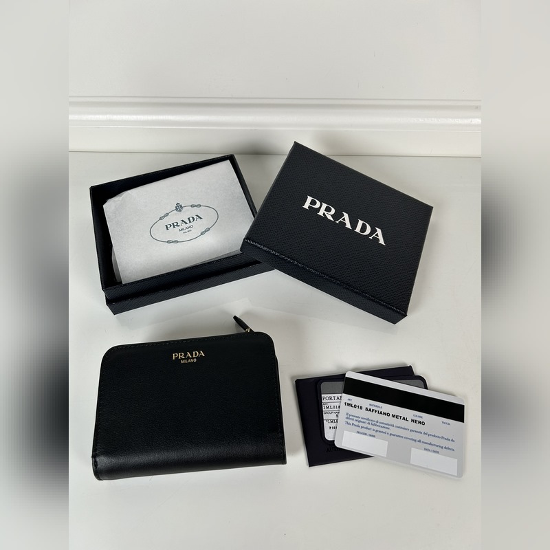 PRADA 普拉達 女士摔紋牛皮短夾，型號1ML018，按扣開合設計，內設9個卡