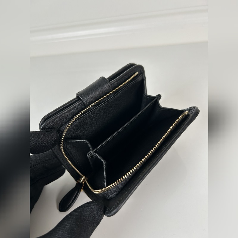 PRADA 普拉達 女士摔紋牛皮短夾，型號1ML018，按扣開合設計，內設9個卡