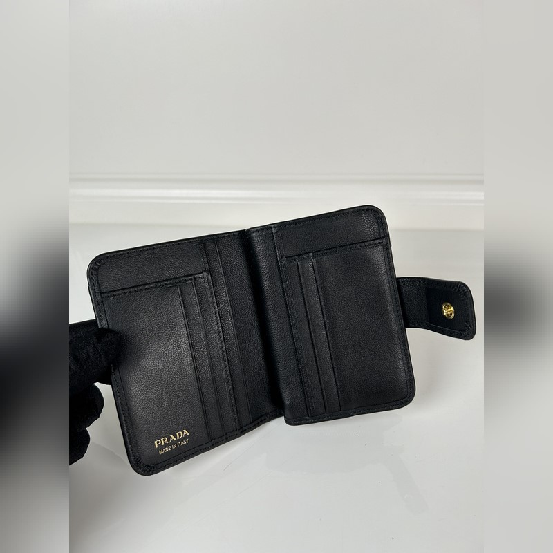 PRADA 普拉達 女士摔紋牛皮短夾，型號1ML018，按扣開合設計，內設9個卡
