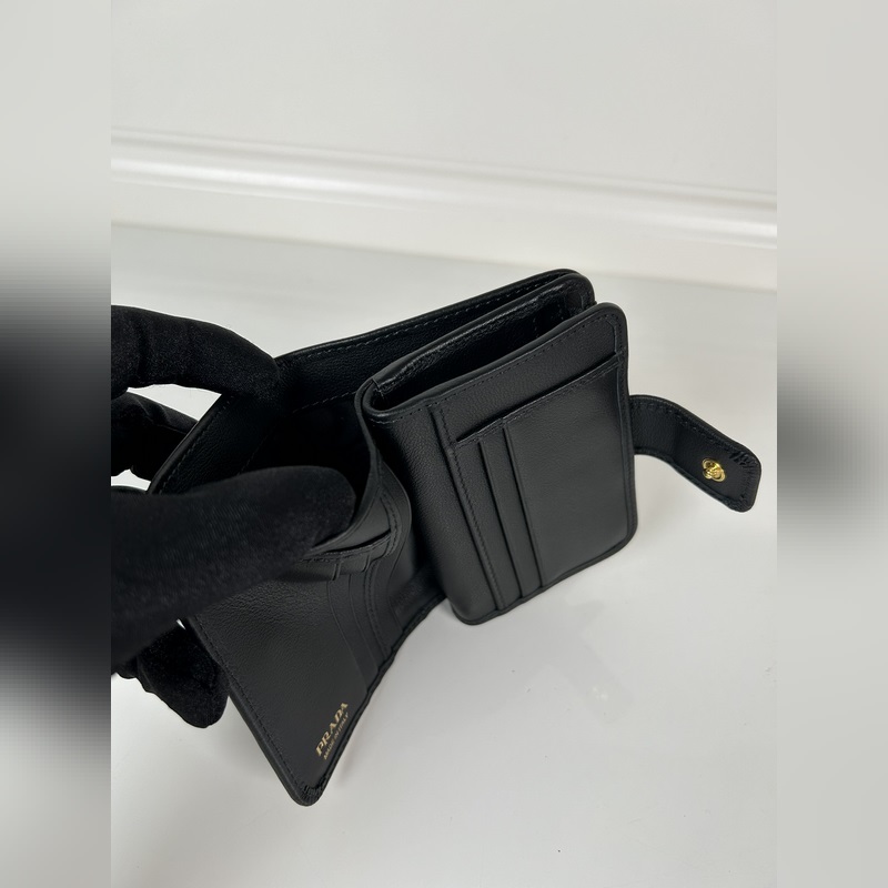 PRADA 普拉達 女士摔紋牛皮短夾，型號1ML018，按扣開合設計，內設9個卡