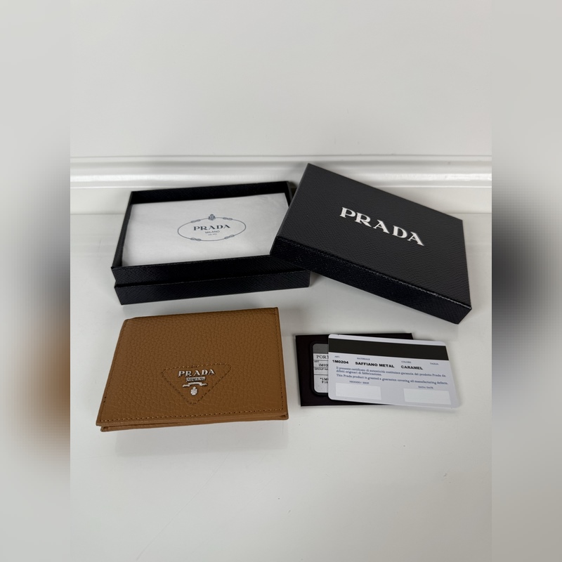 PRADA 普拉達 女士兩折短夾，型號1M0204，細紋鹿皮制作，長度11.2高