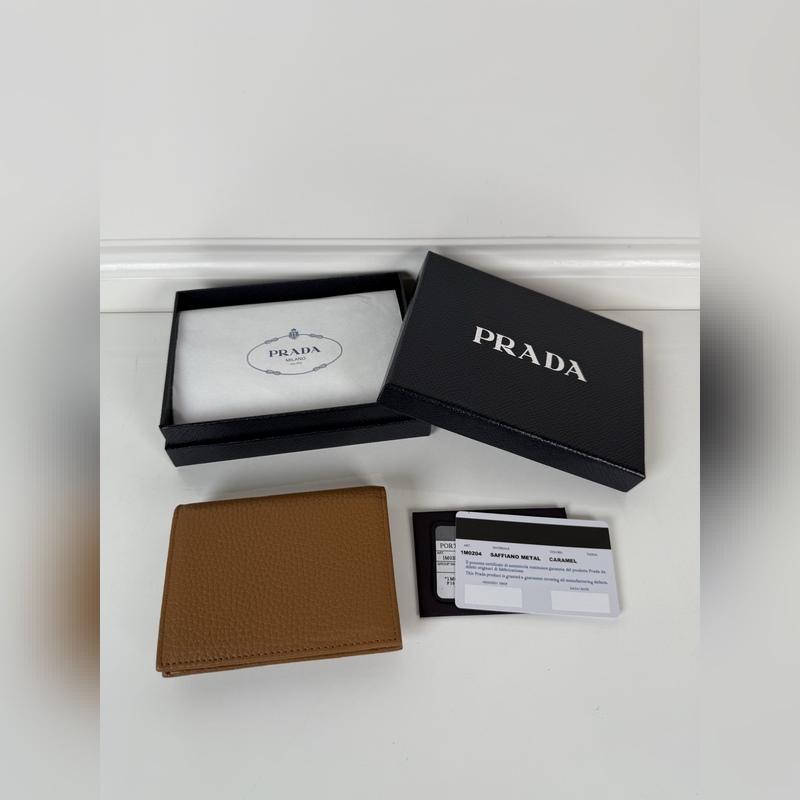 PRADA 普拉達 女士兩折短夾，型號1M0204，細紋鹿皮制作，長度11.2高