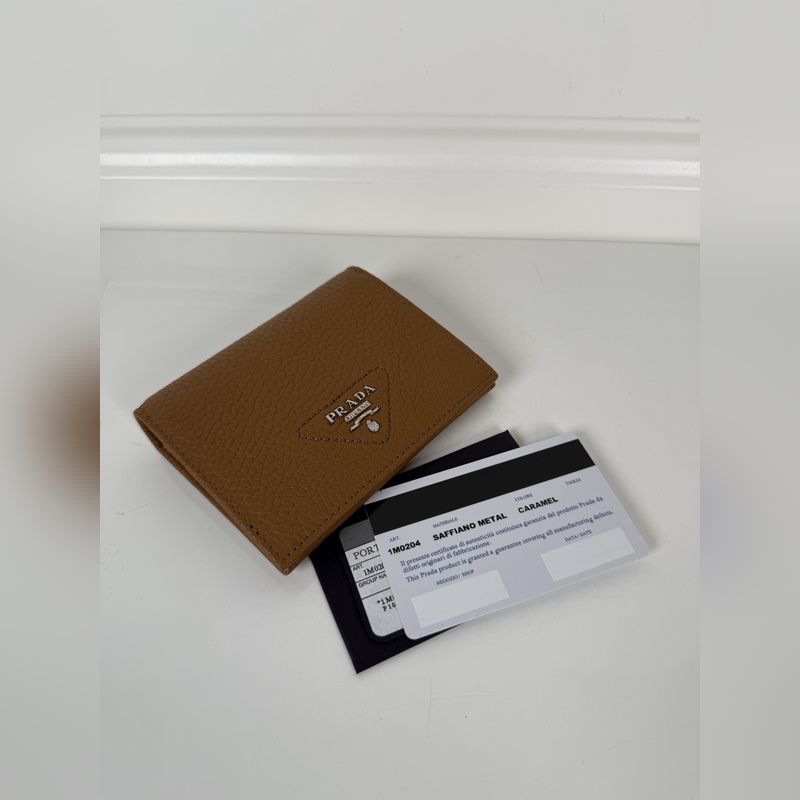 PRADA 普拉達 女士兩折短夾，型號1M0204，細紋鹿皮制作，長度11.2高
