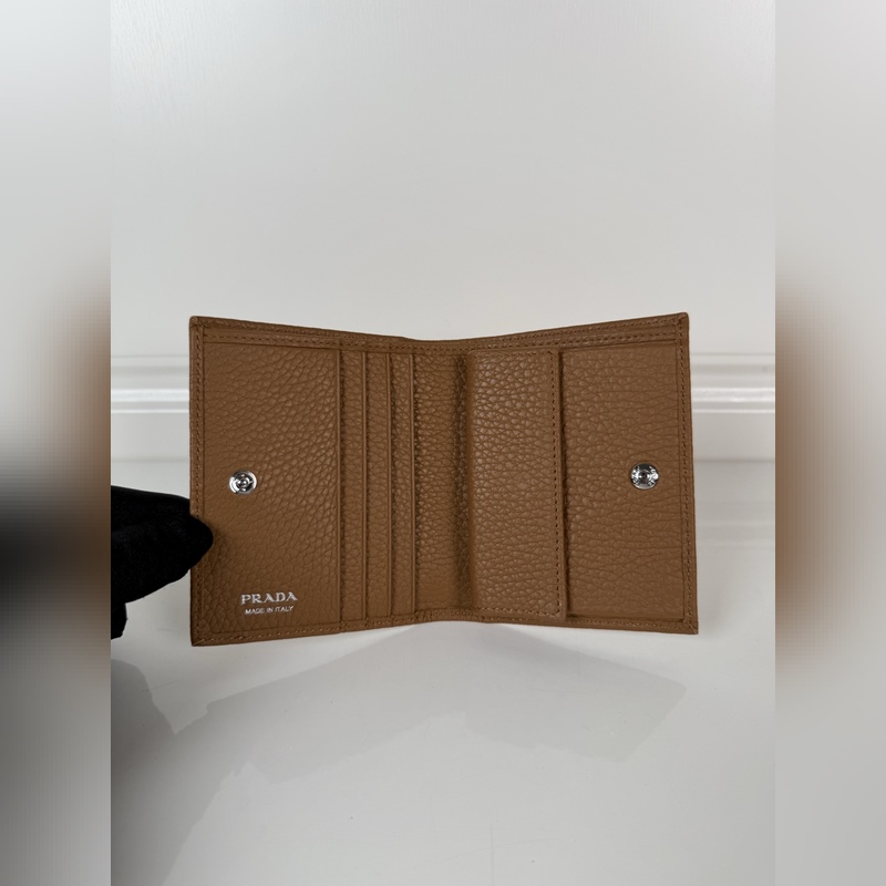 PRADA 普拉達 女士兩折短夾，型號1M0204，細紋鹿皮制作，長度11.2高