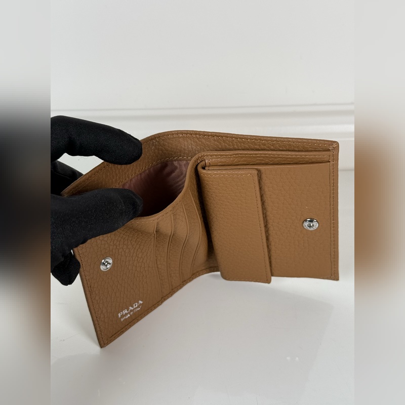 PRADA 普拉達 女士兩折短夾，型號1M0204，細紋鹿皮制作，長度11.2高