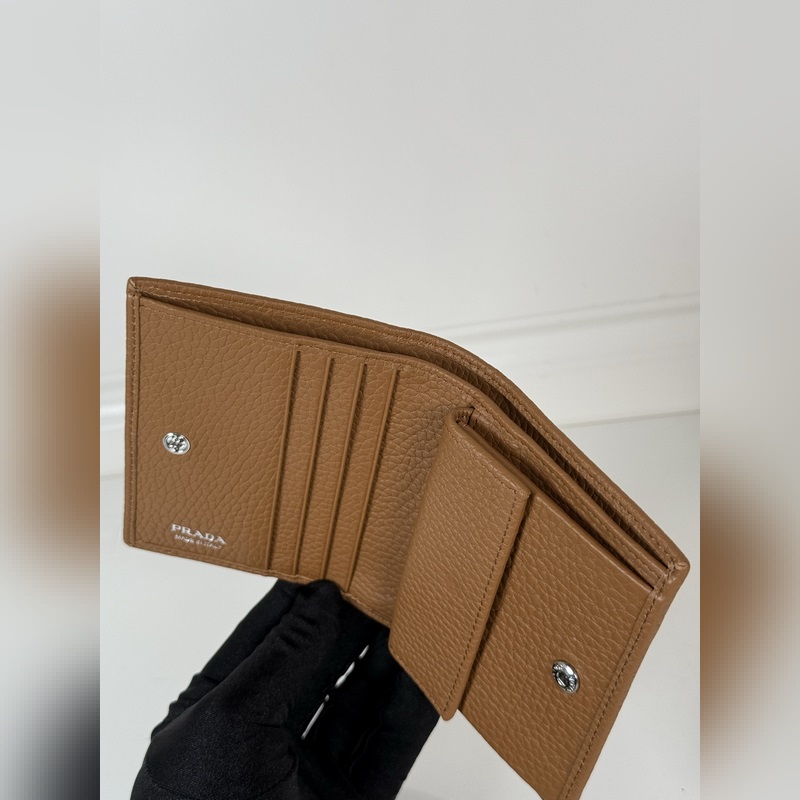 PRADA 普拉達 女士兩折短夾，型號1M0204，細紋鹿皮制作，長度11.2高