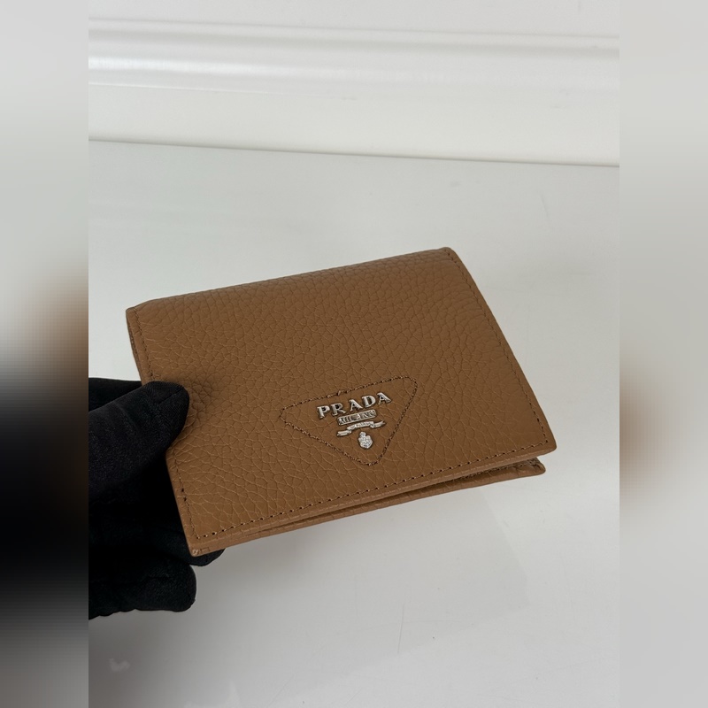 PRADA 普拉達 女士兩折短夾，型號1M0204，細紋鹿皮制作，長度11.2高
