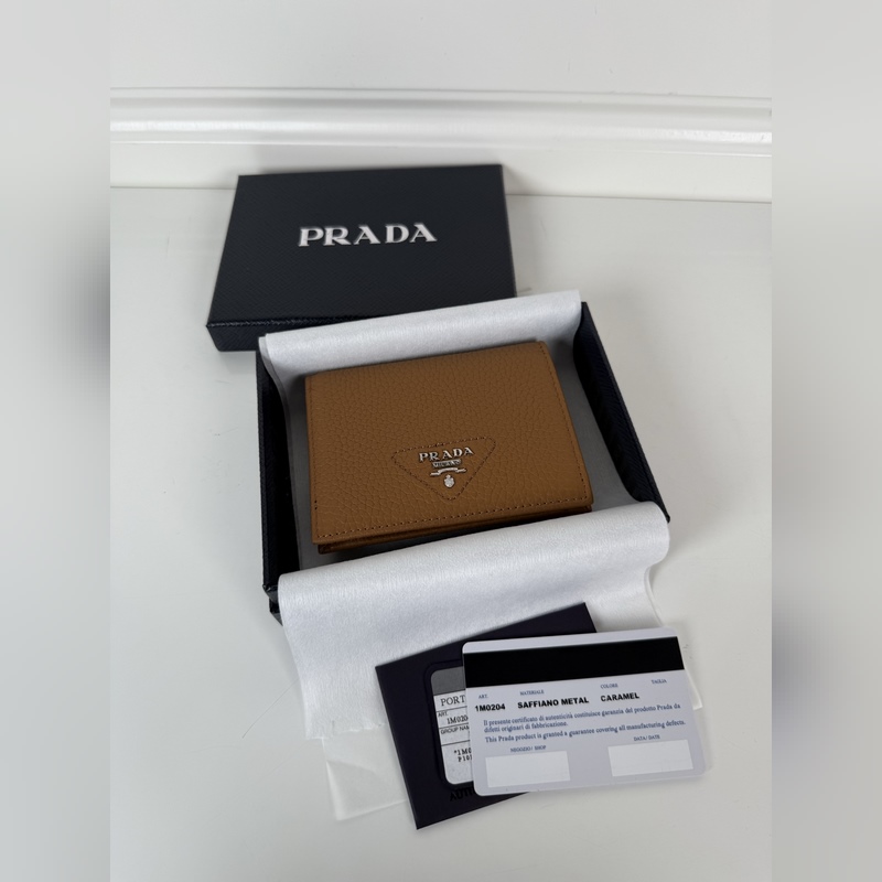 PRADA 普拉達 女士兩折短夾，型號1M0204，細紋鹿皮制作，長度11.2高