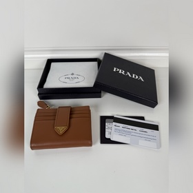 PRADA 普拉達(dá) 最新三角微標(biāo)卡包，型號1ML047，焦糖色Saffian進(jìn)口