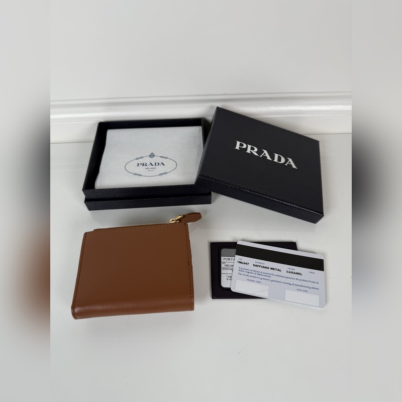 PRADA 普拉達(dá) 最新三角微標(biāo)卡包，型號1ML047，焦糖色Saffian進(jìn)口