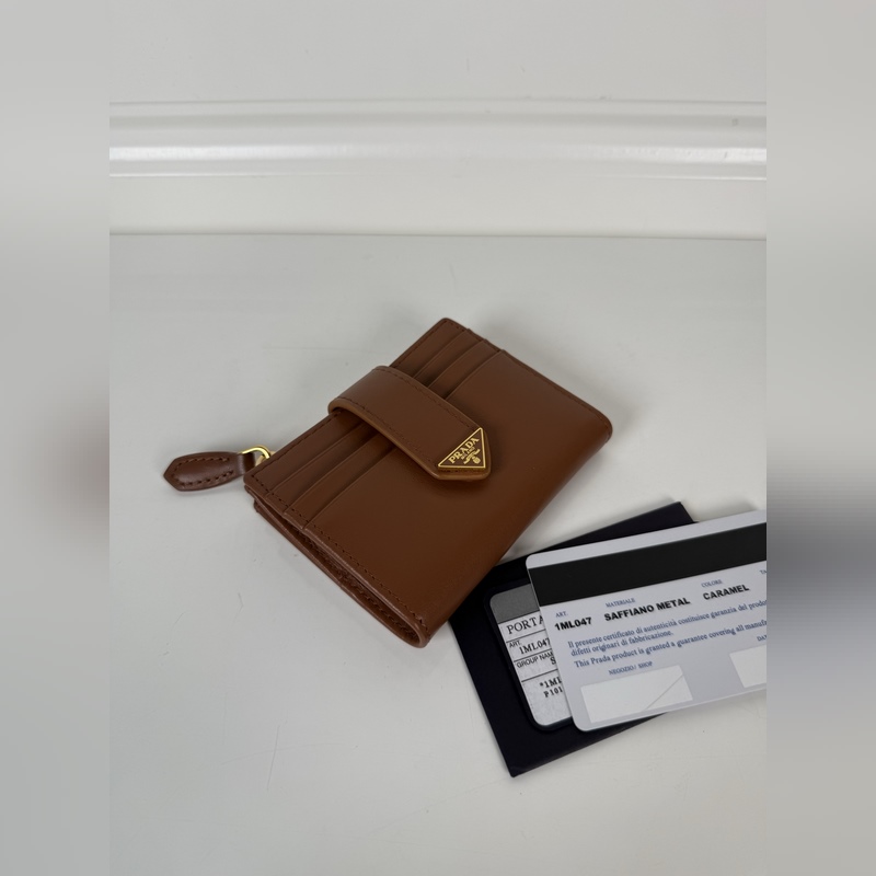 PRADA 普拉達(dá) 最新三角微標(biāo)卡包，型號1ML047，焦糖色Saffian進(jìn)口