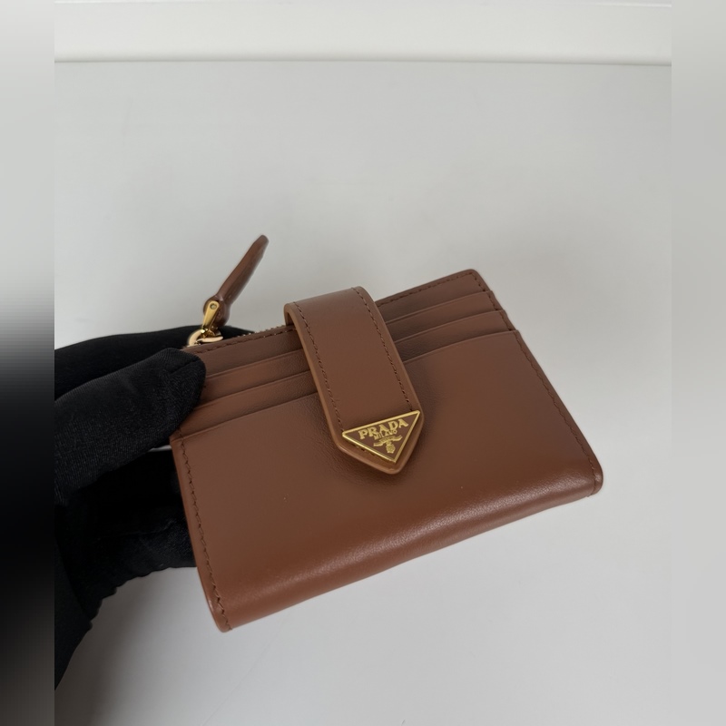PRADA 普拉達(dá) 最新三角微標(biāo)卡包，型號1ML047，焦糖色Saffian進(jìn)口