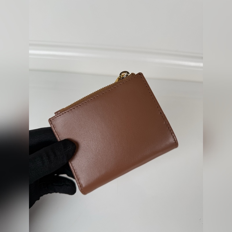 PRADA 普拉達(dá) 最新三角微標(biāo)卡包，型號1ML047，焦糖色Saffian進(jìn)口