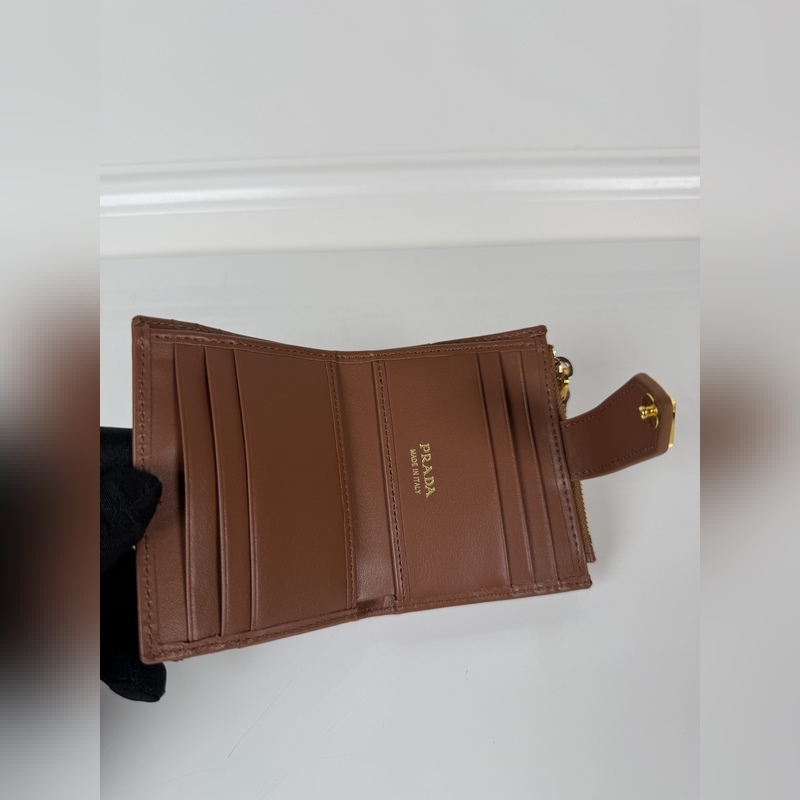 PRADA 普拉達(dá) 最新三角微標(biāo)卡包，型號1ML047，焦糖色Saffian進(jìn)口