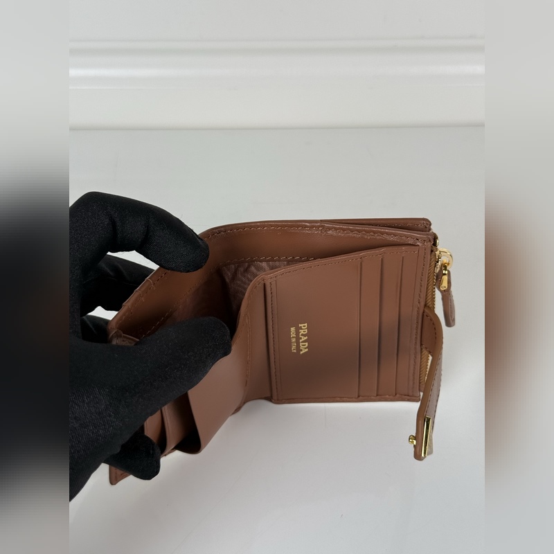 PRADA 普拉達(dá) 最新三角微標(biāo)卡包，型號1ML047，焦糖色Saffian進(jìn)口