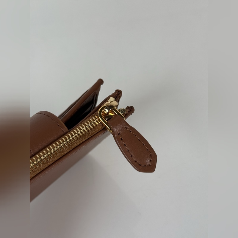 PRADA 普拉達(dá) 最新三角微標(biāo)卡包，型號1ML047，焦糖色Saffian進(jìn)口