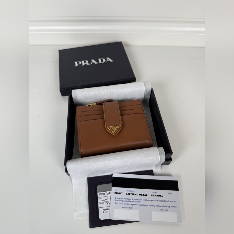 PRADA 普拉達(dá) 最新三角微標(biāo)卡包，型號1ML047，焦糖色Saffian進(jìn)口