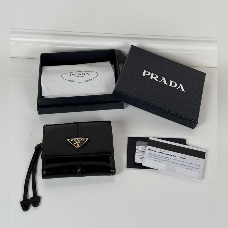 PRADA 普拉達 女士黑色油臘皮短夾，原單品質，型號1MH043，四個卡位插口