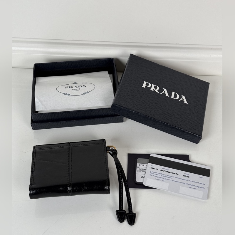 PRADA 普拉達 女士黑色油臘皮短夾，原單品質，型號1MH043，四個卡位插口