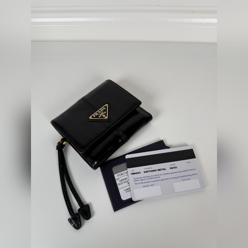 PRADA 普拉達 女士黑色油臘皮短夾，原單品質，型號1MH043，四個卡位插口