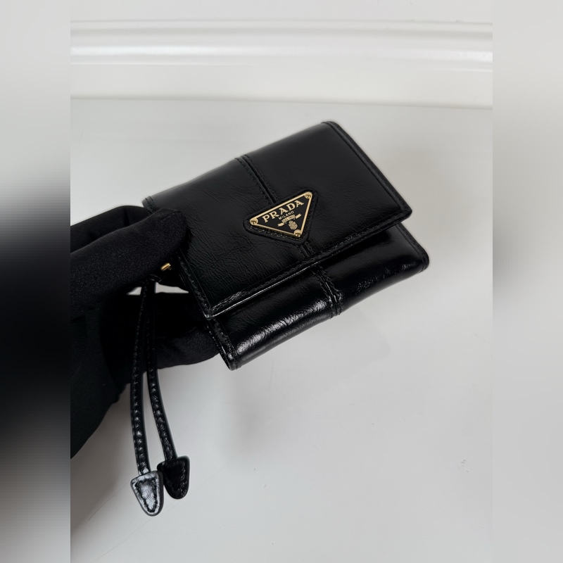 PRADA 普拉達 女士黑色油臘皮短夾，原單品質，型號1MH043，四個卡位插口