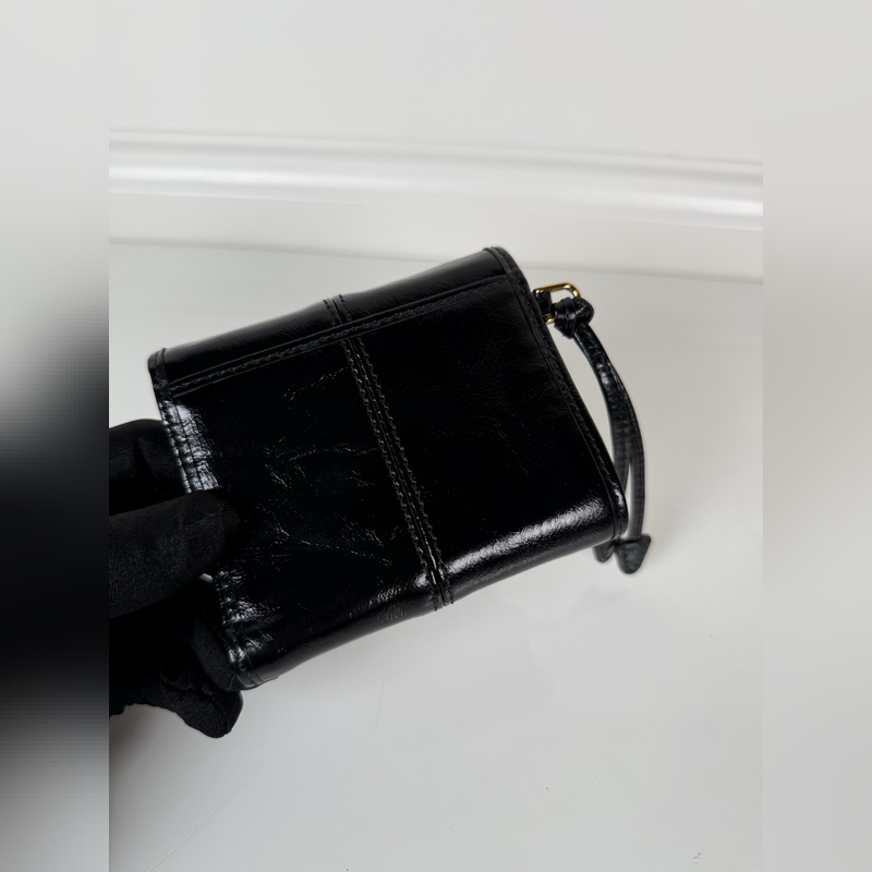 PRADA 普拉達 女士黑色油臘皮短夾，原單品質，型號1MH043，四個卡位插口