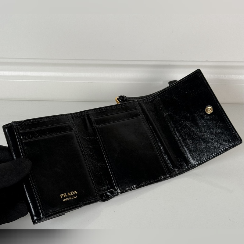 PRADA 普拉達 女士黑色油臘皮短夾，原單品質，型號1MH043，四個卡位插口