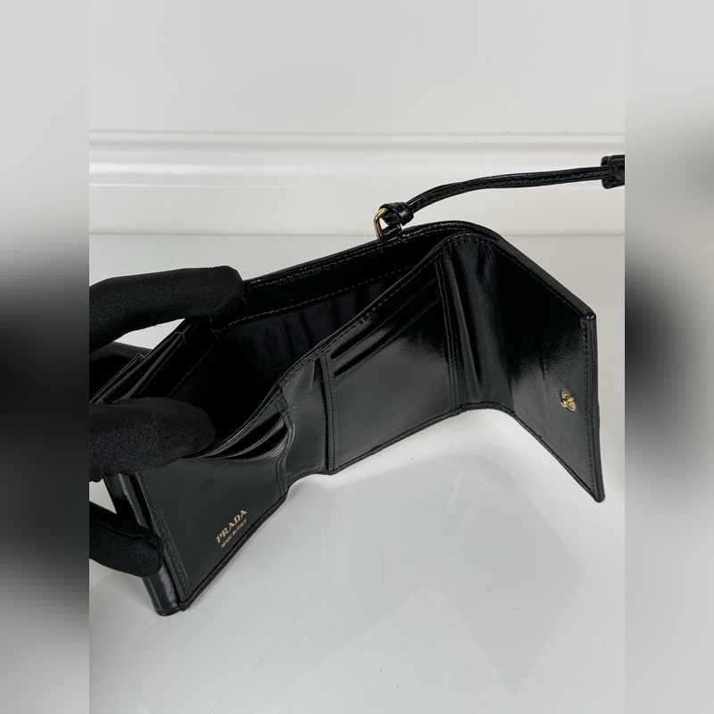 PRADA 普拉達 女士黑色油臘皮短夾，原單品質，型號1MH043，四個卡位插口