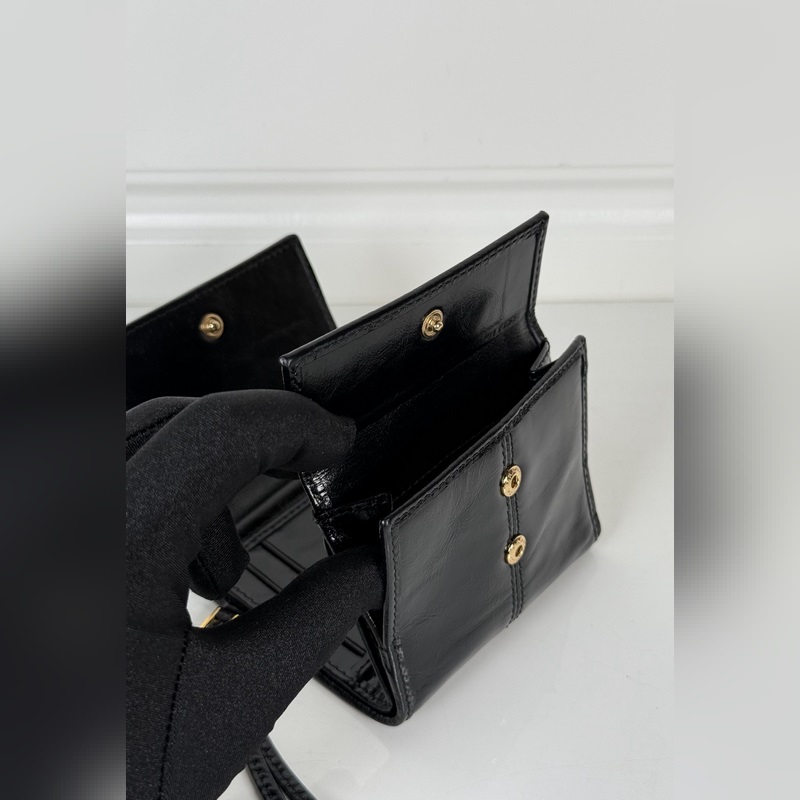 PRADA 普拉達 女士黑色油臘皮短夾，原單品質，型號1MH043，四個卡位插口