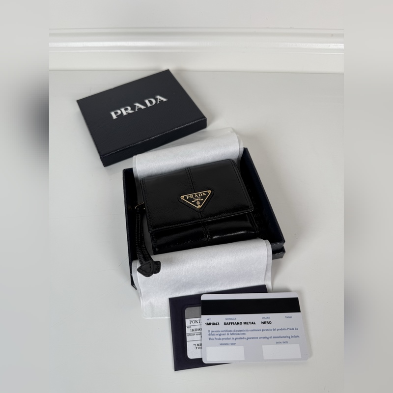 PRADA 普拉達 女士黑色油臘皮短夾，原單品質，型號1MH043，四個卡位插口