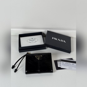 PRADA 普拉達(dá) 男女通用短款錢包，型號1ML050，黑色油臘皮牛皮制作，八卡