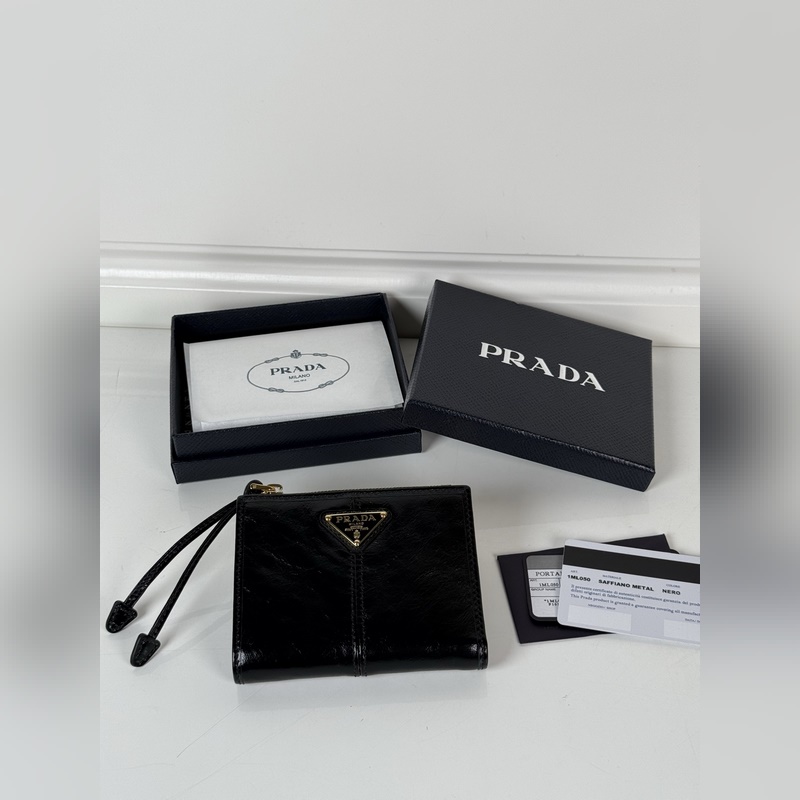 PRADA 普拉達 男女通用短款錢包，型號1ML050，黑色油臘皮牛皮制作，八卡