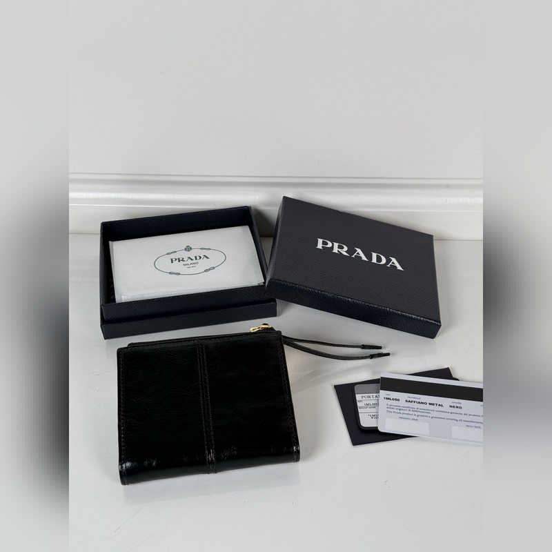 PRADA 普拉達 男女通用短款錢包，型號1ML050，黑色油臘皮牛皮制作，八卡