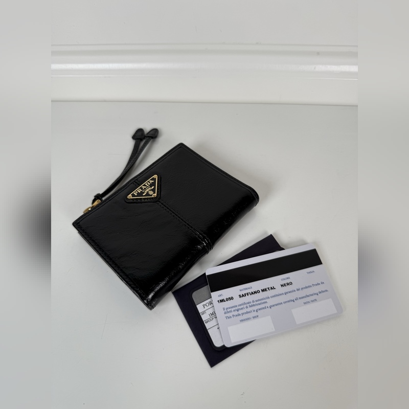 PRADA 普拉達 男女通用短款錢包，型號1ML050，黑色油臘皮牛皮制作，八卡