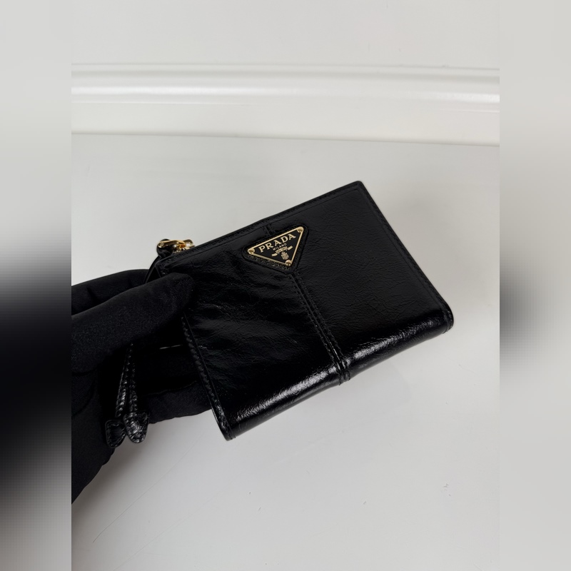 PRADA 普拉達 男女通用短款錢包，型號1ML050，黑色油臘皮牛皮制作，八卡