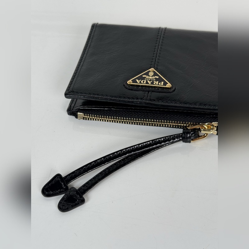 PRADA 普拉達 男女通用短款錢包，型號1ML050，黑色油臘皮牛皮制作，八卡