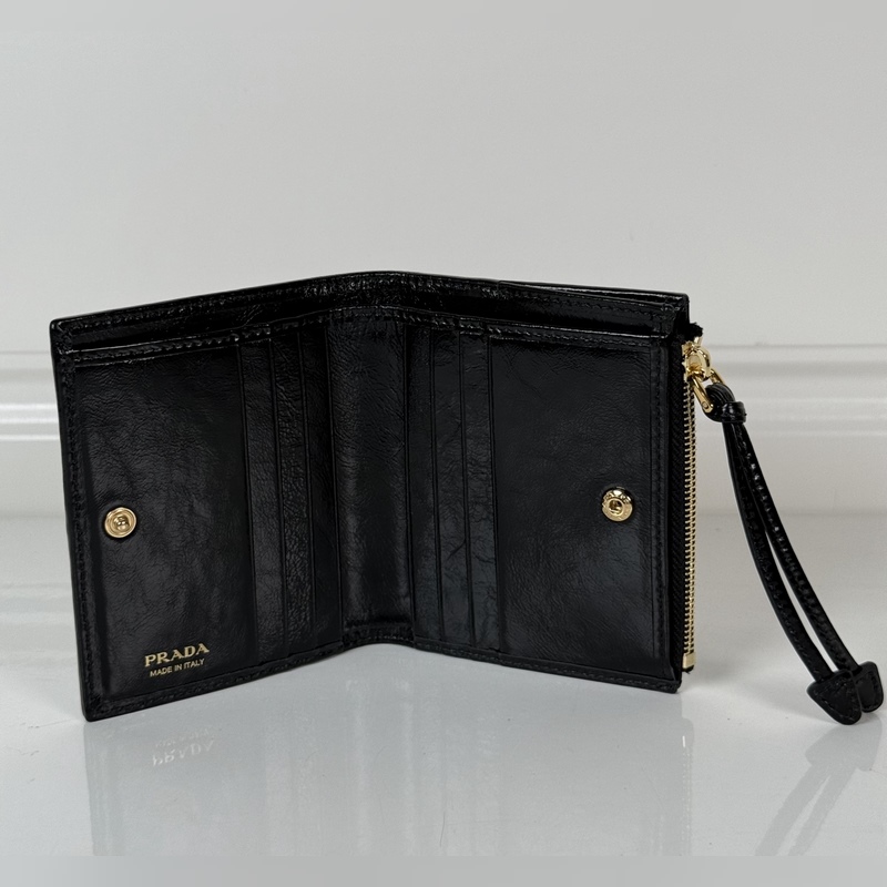 PRADA 普拉達 男女通用短款錢包，型號1ML050，黑色油臘皮牛皮制作，八卡