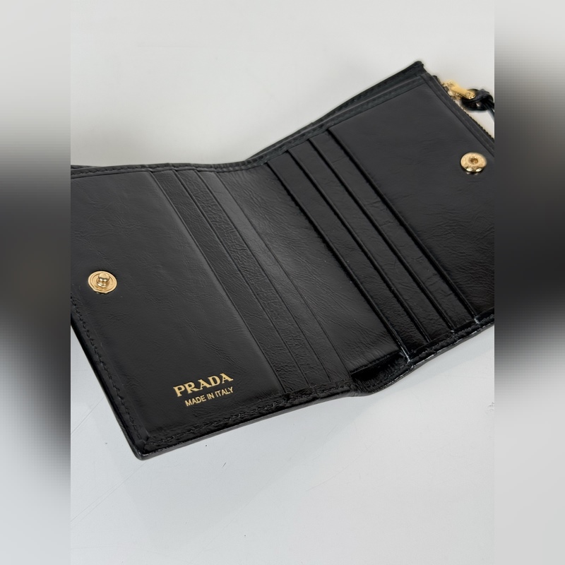 PRADA 普拉達 男女通用短款錢包，型號1ML050，黑色油臘皮牛皮制作，八卡
