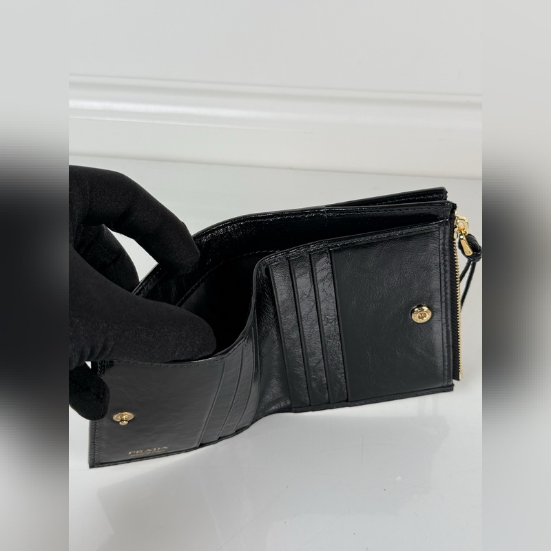 PRADA 普拉達 男女通用短款錢包，型號1ML050，黑色油臘皮牛皮制作，八卡