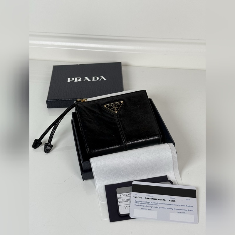 PRADA 普拉達 男女通用短款錢包，型號1ML050，黑色油臘皮牛皮制作，八卡