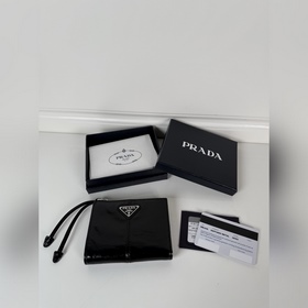 PRADA 普拉達(dá) 男女通用短款錢包，型號2ML049，黑色油臘皮牛皮制作，八卡