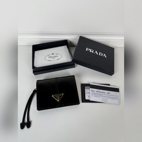 PRADA 普拉達(dá) 女士兩折短夾，型號1M0204，黑色油臘牛皮，長度11.2高