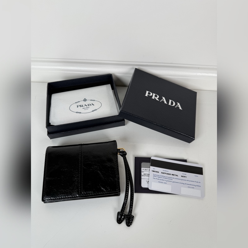 PRADA 普拉達 女士兩折短夾，型號1M0204，黑色油臘牛皮，長度11.2高