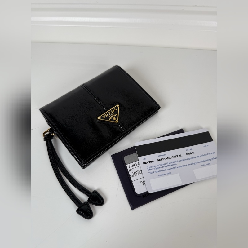 PRADA 普拉達 女士兩折短夾，型號1M0204，黑色油臘牛皮，長度11.2高