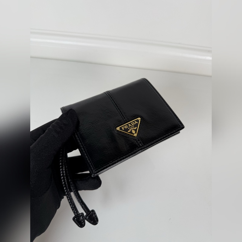 PRADA 普拉達 女士兩折短夾，型號1M0204，黑色油臘牛皮，長度11.2高