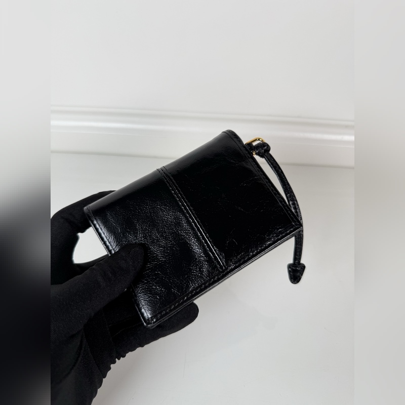 PRADA 普拉達 女士兩折短夾，型號1M0204，黑色油臘牛皮，長度11.2高