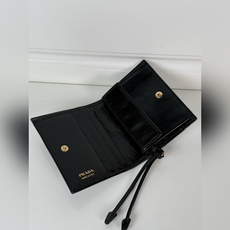 PRADA 普拉達 女士兩折短夾，型號1M0204，黑色油臘牛皮，長度11.2高