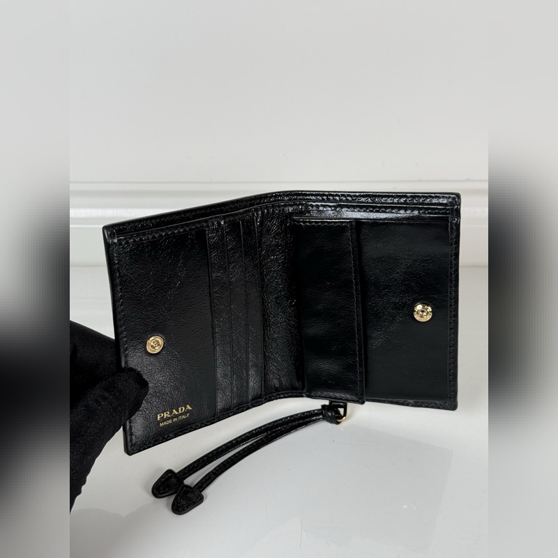 PRADA 普拉達 女士兩折短夾，型號1M0204，黑色油臘牛皮，長度11.2高