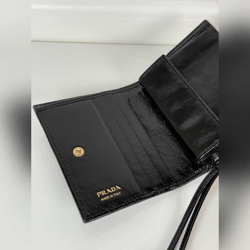 PRADA 普拉達 女士兩折短夾，型號1M0204，黑色油臘牛皮，長度11.2高