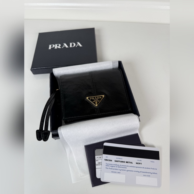PRADA 普拉達 女士兩折短夾，型號1M0204，黑色油臘牛皮，長度11.2高